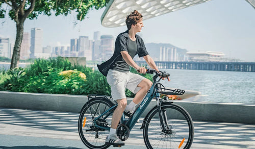 Vélo électrique urbain Fiido C11 Pro avec un homme à son guidon par une journée ensoleillée.