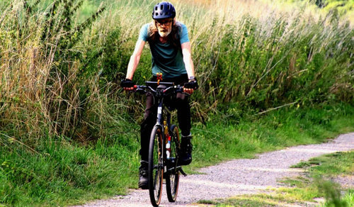 Un homme faisant de l'exercice en montant sur le vélo électrique Fiido C21.