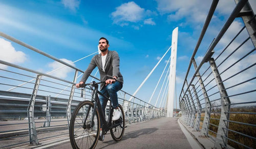 Homme conduisant un vélo électrique Fiido C21 avec assistance au pédalage sur une piste cyclable
