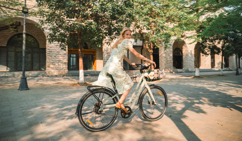 Vélo électrique léger Fiido C700 à transmission par courroie, avec un cadre épuré au design minimaliste