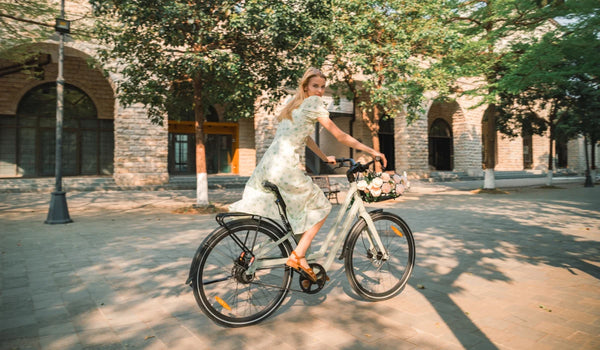 Vélo électrique léger Fiido C700 à transmission par courroie, avec un cadre épuré au design minimaliste