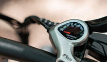 L'image montre le changement de vitesse manuel du vélo électrique Fiido.