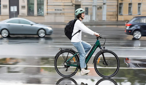 3 vérifications avant de partir + 3 conseils pour rouler en sécurité sous la pluie