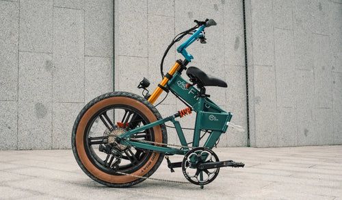 Un vélo électrique Fiido M1 Pro à pneus larges présenté en position pliée.