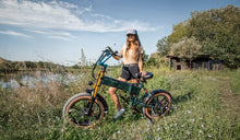 Une femme s'entraîne sur le Fiido M1 Pro, vélo électrique à gros pneus.