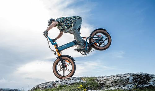 Homme sur un vélo électrique Fiido M1 Pro