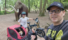 Un couple profite d’une balade dans le parc sur le vélo électrique FIIDO M1 Pro et le vélo électrique Fiido Titan.