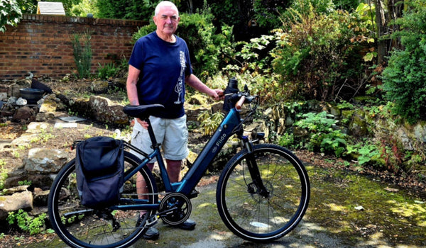 Un homme âgé possède un vélo électrique Fiido C11 Pro.