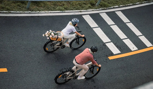 Les deux personnes roulent sur des e-bikes longue autonomie Fiido Nomads.