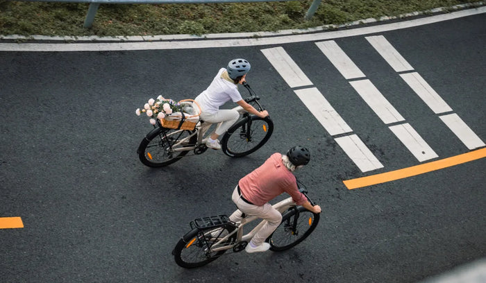 Les deux personnes roulent sur des e-bikes longue autonomie Fiido Nomads.