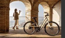 Femme sur un vélo électrique Fiido Nomads pour une balade