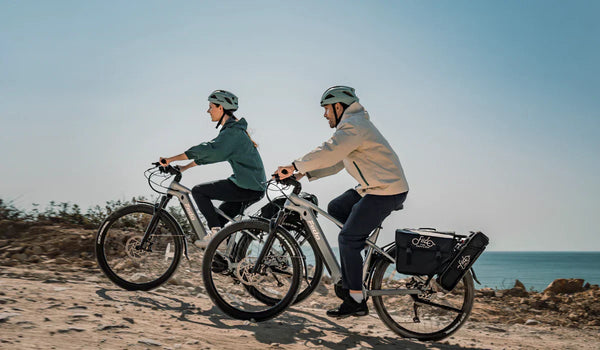 Un couple roule à bord de son Fiido Nomads Pro sur une route de montagne.