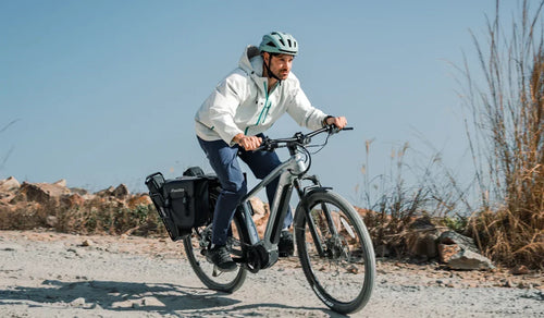 Vélo électrique de randonnée Fiido Nomads Pro avec un homme roulant hors route