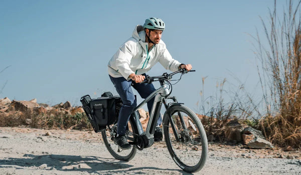 Vélo électrique de randonnée Fiido Nomads Pro avec un homme roulant hors route