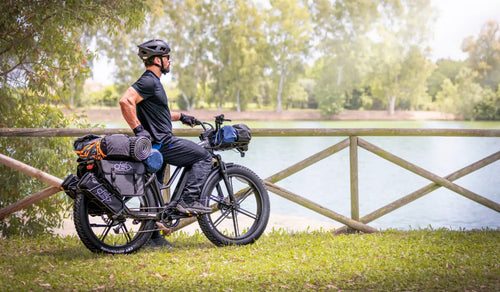 Un homme roule sur un Fiido Titan hunting eBike, se préparant pour une chasse.