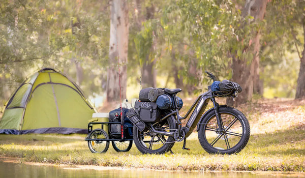 Un vélo électrique Fiido Titan de chasse est utilisé pour la survie en plein air.