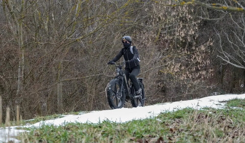 Se rendre au travail en vélo électrique en hiver : Conseils pour une conduite fiable par temps froid