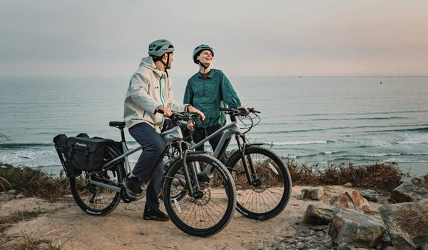 Couple à vélo électrique Fiido Nomads Pro sur un sentier de montagne tout-terrain
