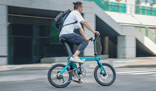 Lee utilise un vélo électrique pliable Fiido X pour aller travailler.