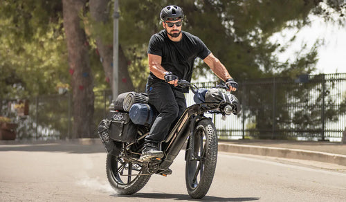 Un homme conduit un vélo électrique Fiido Titan.