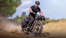 Un homme roule à vive allure en montagne sur un fat bike Fiido Titan.