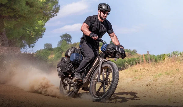 Un homme roule à vive allure en montagne sur un fat bike Fiido Titan.
