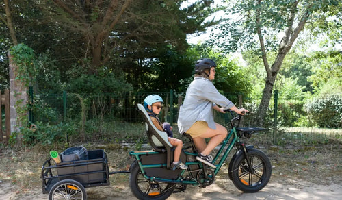 Une mère emmène son enfant en balade sur un vélo électrique Fiido T2.