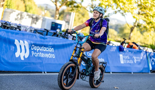 Un membre du personnel de World Triathlon 2026 à vélo sur un Fiido M1 Pro à Pontevedra, en Espagne