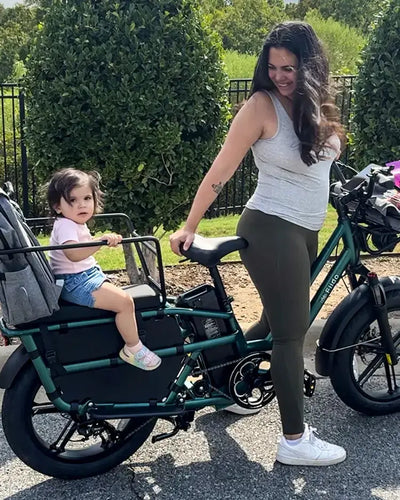 Duygu YILDIRIM se déplace avec son bébé sur un vélo électrique Fiido T2.