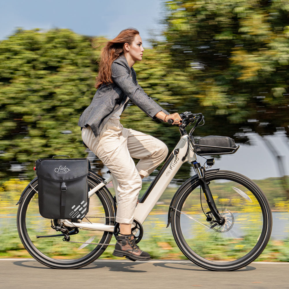 Femme sur le Vélo Électrique de Ville Fiido C11 avec sac et panier avant