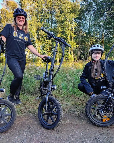 BitzyBobzy et ses amis roulent sur un sentier avec le mini vélo électrique Fiido D3 Pro.