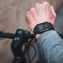 Homme portant la Montre Fiido