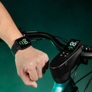 Homme présente le Vélo Électrique Fiido E-Gravel C22 pour Adulte avec Chronomètre et Montre