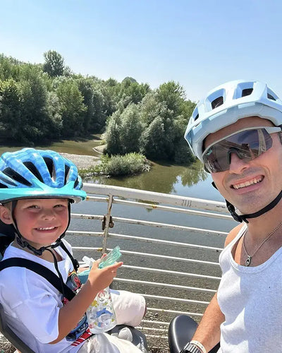 Un homme sort s’amuser avec son bébé à bord d’un vélo électrique Fiido Titan.