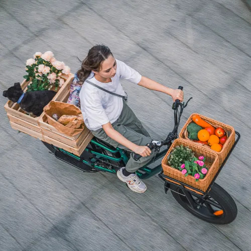 Femme roule à l’extérieur avec un vélo cargo Fiido