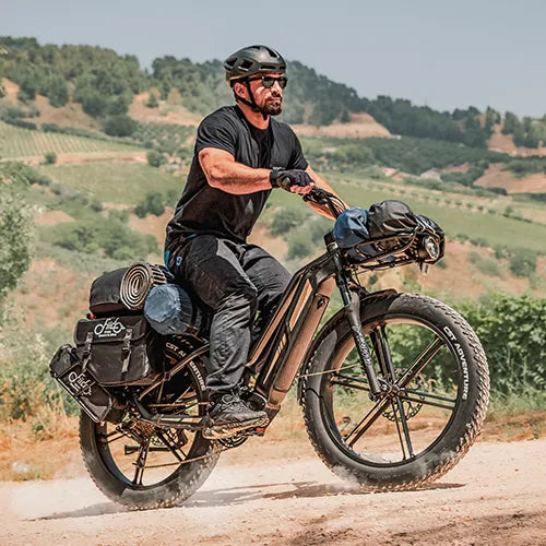 Homme monte avec un vélo de voyage Fiido