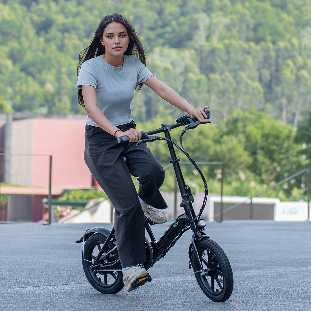 Femme sur le Vélo Électrique Fiido D3 Pro Mini
