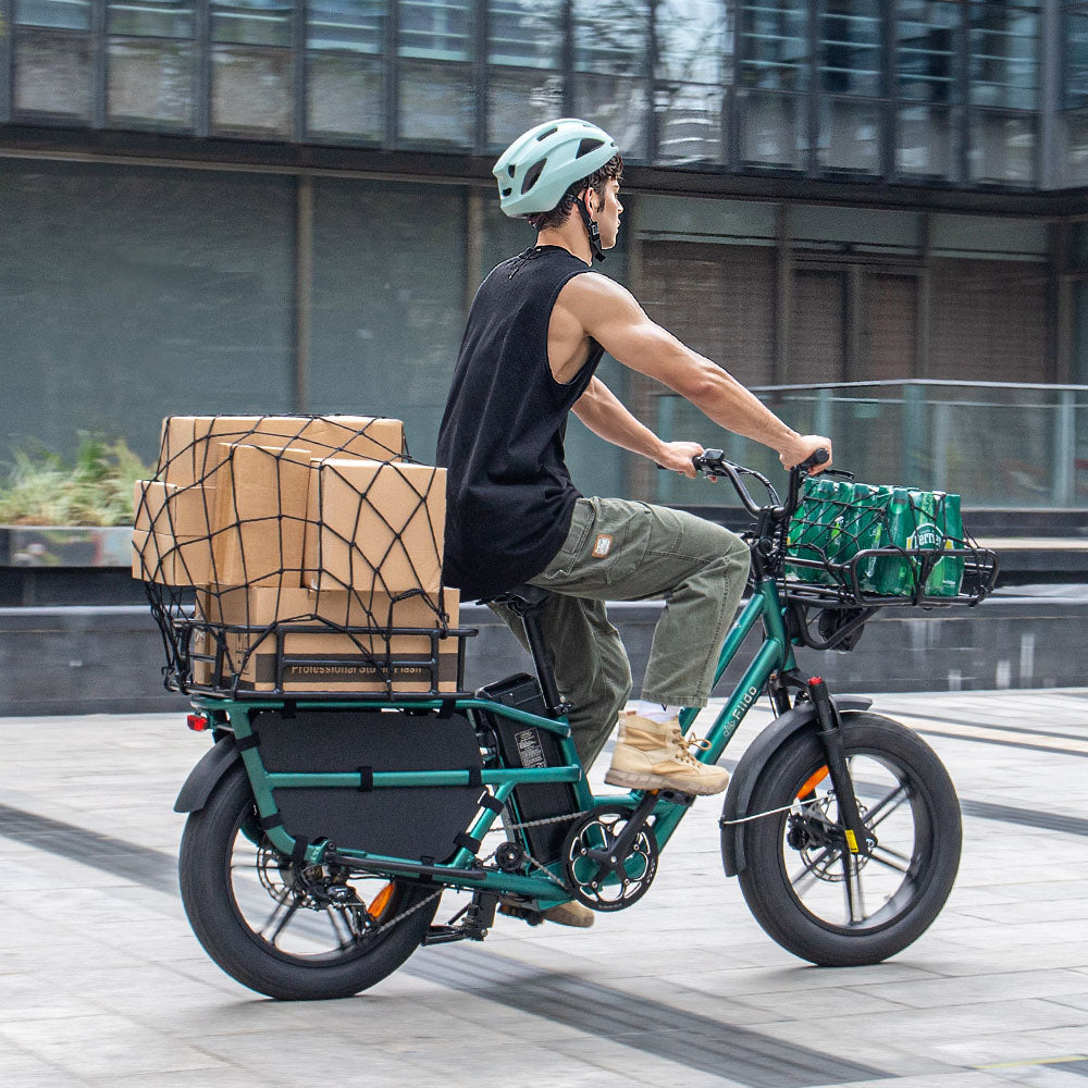 Adultes portent des casques et roulent sur des vélos électriques cargo à longue queue Fiido T2 pour transporter des cargaisons