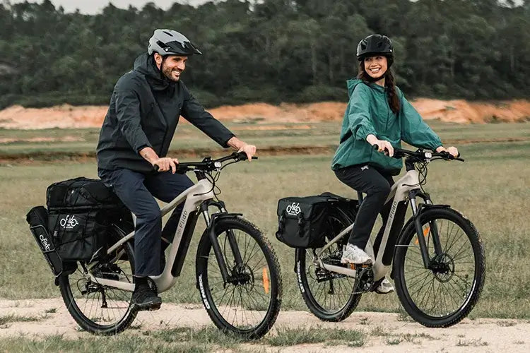 Un couple explore la nature à vélo électrique Fiido Nomads.